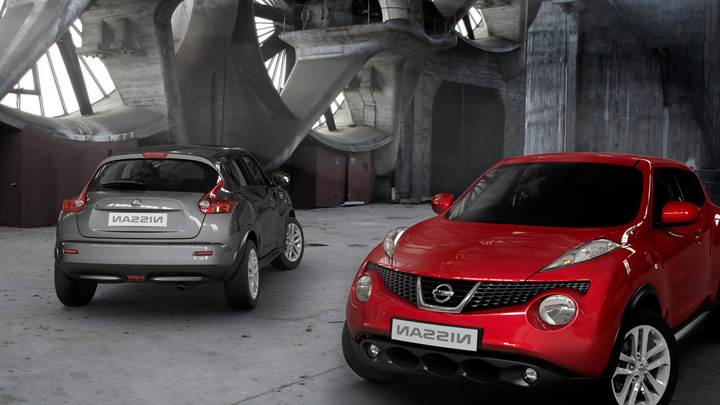 Front N Back Pose Of 2011 Nissan Juke Red Vs Grey